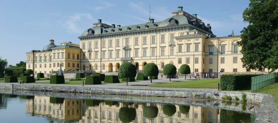 The Drottningholm Palace (Swedish: Drottningholms slott) – History + videos